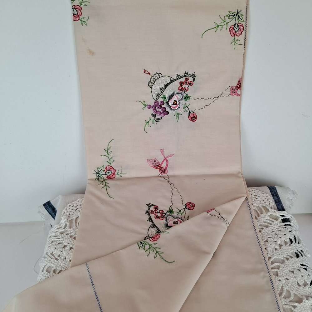 Vintage 1970s Embroidered Floral Tablecloth with 6 Embroidered Napkins Square